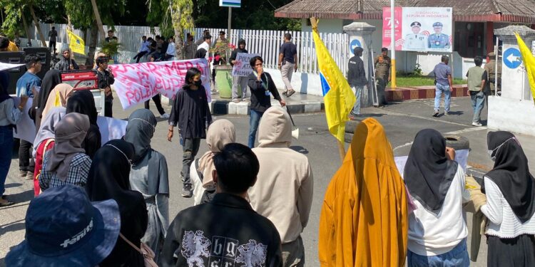 Turun ke Jalan, Puluhan Mahasiswa Geruduk Kantor Bupati Polman