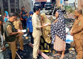 Tiga Kecamatan Terdampak Bencana, Sekda Pinrang Turun Langsung Menyerahkan Bantuan