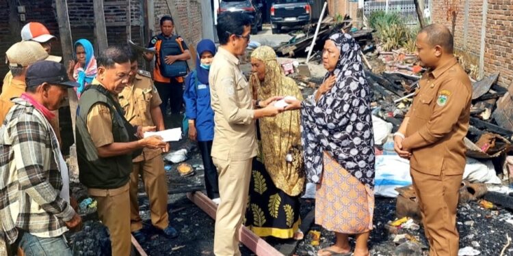Tiga Kecamatan Terdampak Bencana, Sekda Pinrang Turun Langsung Menyerahkan Bantuan