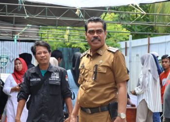 Pj Bupati Pinrang Bersama PJ Ketua TP PKK Ikut Menyalurkan Hak Suaranya di Pilgub dan Pilkada Pinrang