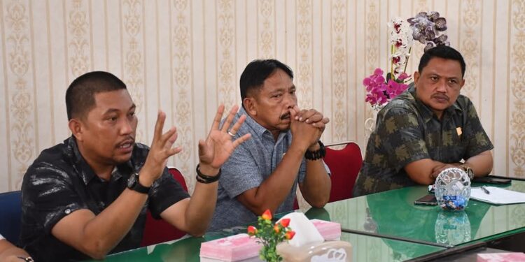 Dikenakan Denda dan Diancam Dicabut KWH Listriknya Oleh PLN, Warga Buttu Sawe Ngadu Ke DPRD Pinrang
