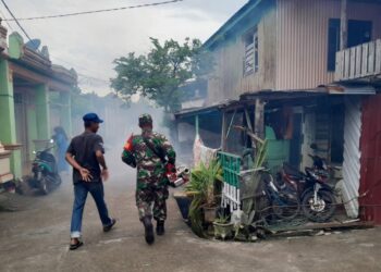 Cegah Penyebaran DBD, Sertu Edy Lakukan Sosialisasi Dan Pendampingan Fogging Yang Dilakukan Dinas Kesehatan Kabupaten Pinrang