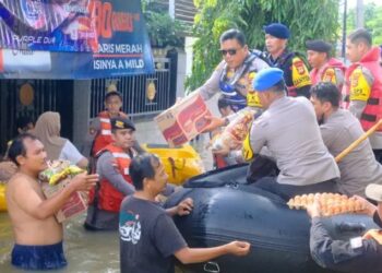 Kapolda Sulsel Meninjau Langsung Bencana Banjir Dan Menyerahkan Bantuan Sembako Untuk Pengungsi di Masjid Raya Baruga Antang