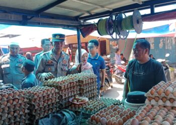 Jaga Stabilitas Keamanan dan Ekonomi Bulan Ramadan, Polsek Mattiro Bulu Gelar Patroli Dialogis dan Ops Yustisi di Pasar Kariango