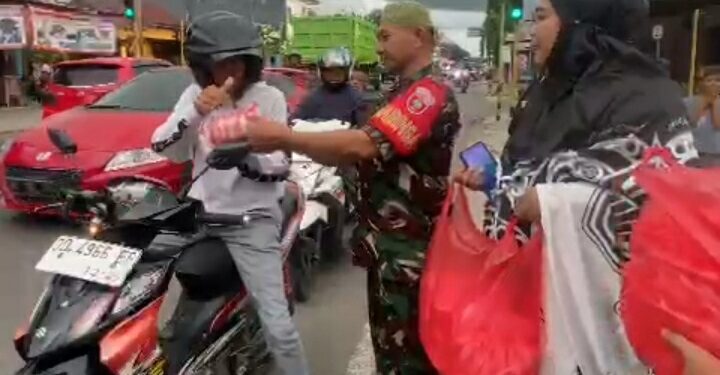 Wujud Syukur di Bulan Ramadan, Sertu Edy Babinsa Koramil-04 Kodim 1404/Pinrang Berbagai Takjil Bersama Keluarga