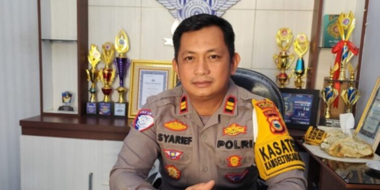 Tak Kenal Lelah, Kasat Lantas Polres Pinrang Dalam Memberi Himbauan Demi Terwudnya Kamseltibcarlantas di Bulan Suci Ramadan