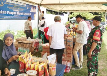 Gerakan Pangan Murah, Sertu Edy Lakukan Pemantauan di Lapangan