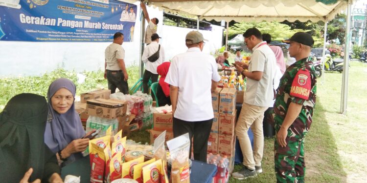 Gerakan Pangan Murah, Sertu Edy Lakukan Pemantauan di Lapangan