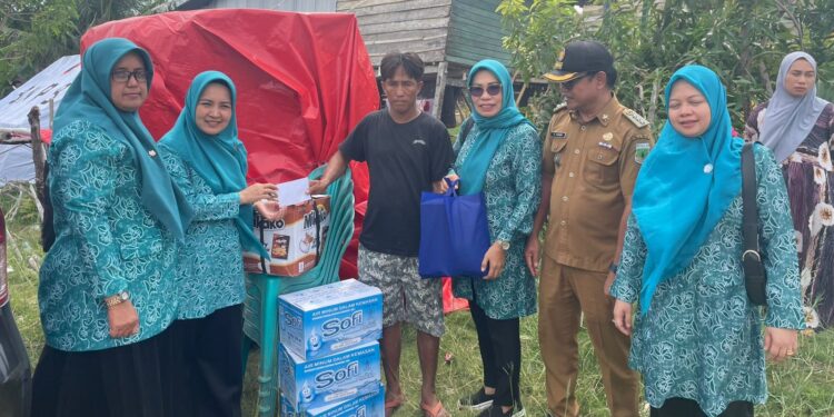 TP PKK Kabupaten Pinrang Berikan Bantuan Kepada Korban Bencana Alam di Kecamatan Cempa