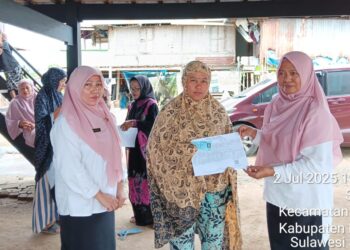 Tunjukkan Kepedulian, Disdukcapil Kabupaten Pinrang Menyerahkan Dokumen Kependudukan Kepada Warga Yang Terdampak Bencana