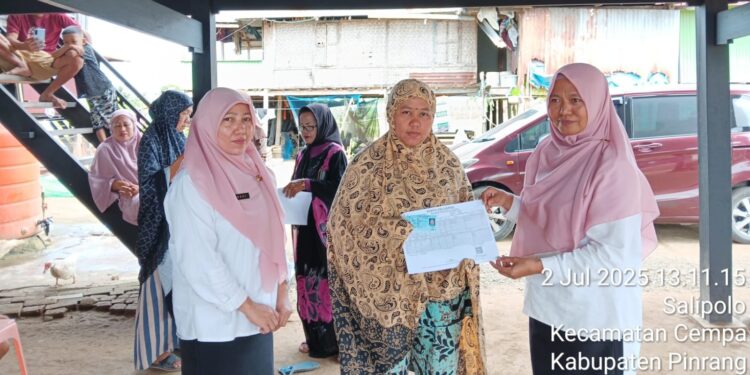 Tunjukkan Kepedulian, Disdukcapil Kabupaten Pinrang Menyerahkan Dokumen Kependudukan Kepada Warga Yang Terdampak Bencana