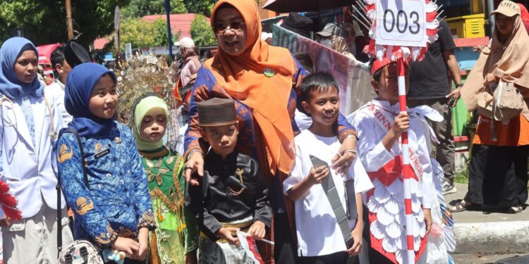 Tim PKK Kabupaten Pinrang Sambut Meriah HUT RI ke-80 dengan Karnaval