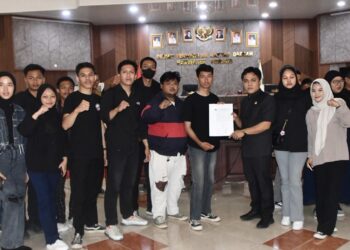 Pemuda dan Mahasiswa Bersatu Menggelar Aksi Unjuk Rasa di Depan Kantor DPRD dengan Tuntutan Perbaikan Pendidikan