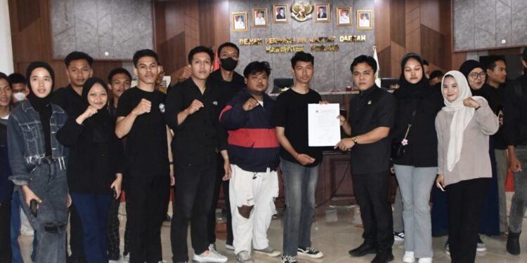 Pemuda dan Mahasiswa Bersatu Menggelar Aksi Unjuk Rasa di Depan Kantor DPRD dengan Tuntutan Perbaikan Pendidikan