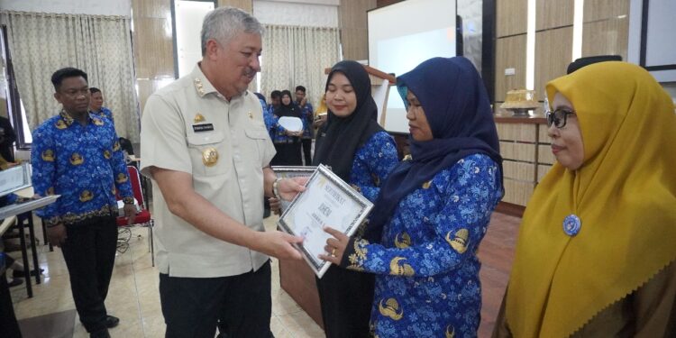 Bupati Pinrang Menyerahkan Penghargaan Kepada Operator Dapodik terbaik Lingkup Dinas Pendidikan