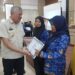 Bupati Pinrang Menyerahkan Penghargaan Kepada Operator Dapodik terbaik Lingkup Dinas Pendidikan