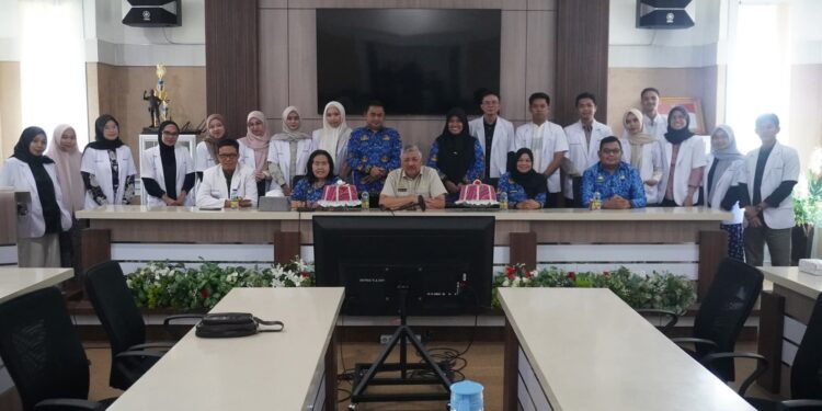 Andi Ierwan Hamid Menerima 16 Dokter Internship di Ruang Rapat Bupati Pinrang