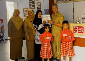 Andi Askari, Serahkan Kartu Identitas Anak Sebagai Wujut Komitmen DISDUKCAPIL di Kabuoaten Pinrang