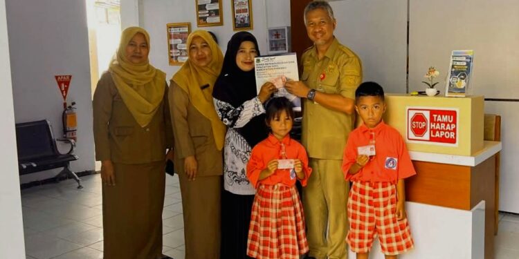Andi Askari, Serahkan Kartu Identitas Anak Sebagai Wujut Komitmen DISDUKCAPIL di Kabuoaten Pinrang