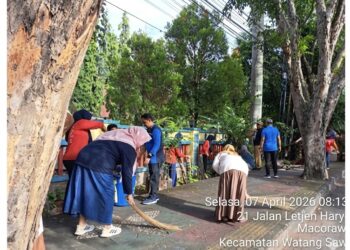 Gotong Royong Bersih Lingkungan, Disdukcapil Pinrang Tingkatkan Kenyamanan dan Kualitas Pelayanan