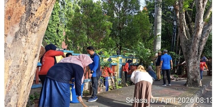 Gotong Royong Bersih Lingkungan, Disdukcapil Pinrang Tingkatkan Kenyamanan dan Kualitas Pelayanan