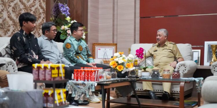 Bupati Pinrang Jajaki Kerja Sama Energi Surya Untuk Stabilkan Pasokan Listrik Daerah.