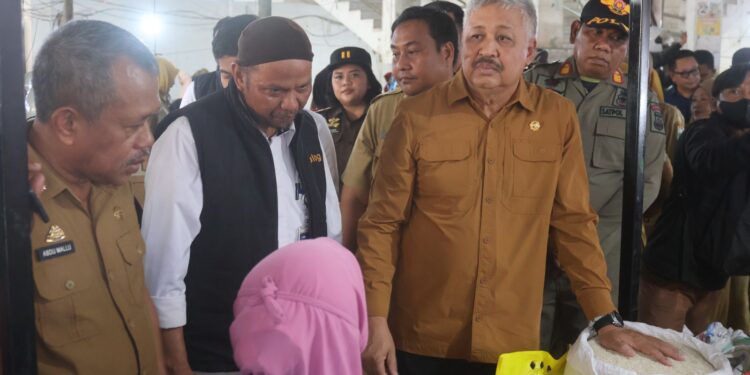 Bupati Pinrang Turun Langsung ke Pasar Harga Bahan Pokok Jelang Idul Adha Terkendali