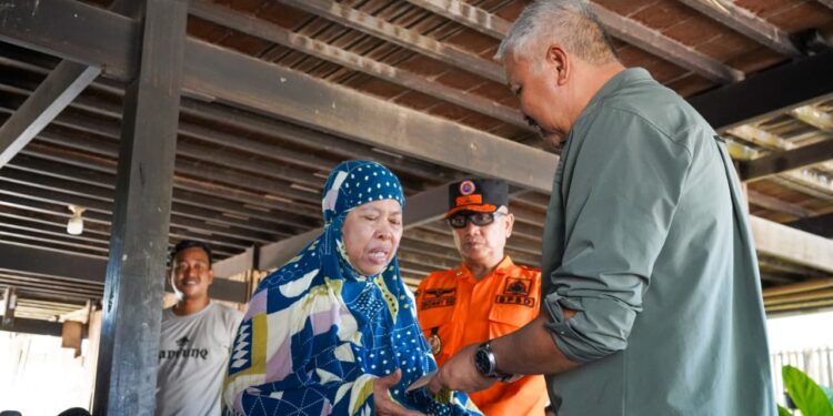 Empat Rumah dicakkuala Pinrang Terbakar Bupati Irwan Serahkan Bantuan Stimulan