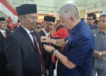 237 ASN Pemkab Pinrang Terima Satya Lencana Karya Satya dari Bupati Irwan Hamid