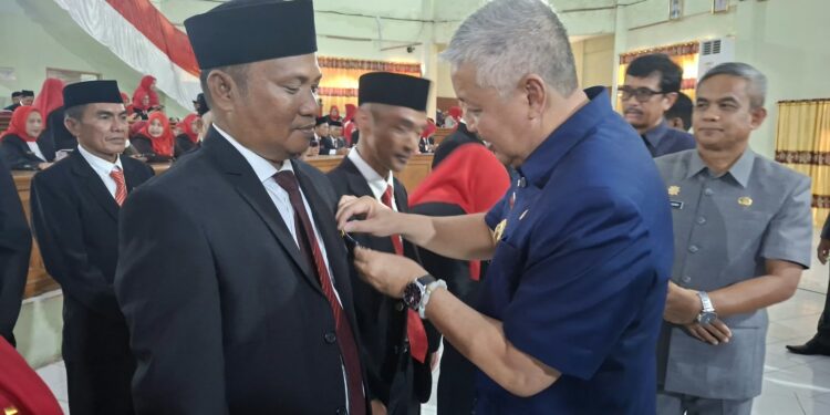 237 ASN Pemkab Pinrang Terima Satya Lencana Karya Satya dari Bupati Irwan Hamid
