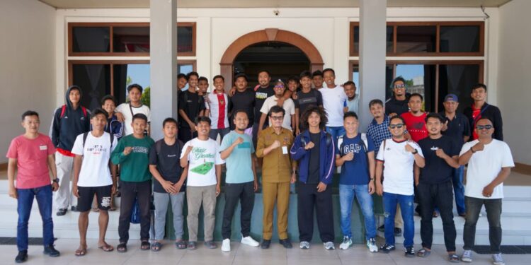 Sekda Pinrang Lepas Kontingen Sepak Bola Piala Gubernur Jaga Nama Baik Daerah